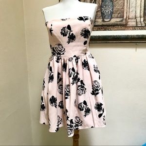 Women's Somon Clustered Floral Sweetheart Dress
